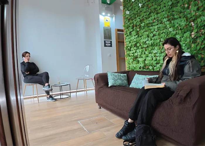 بيت شباب Aiora *